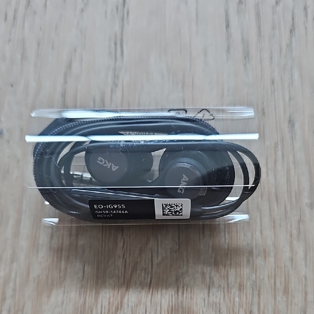 NWOB AKG Acoustics Black Earbud Headphones